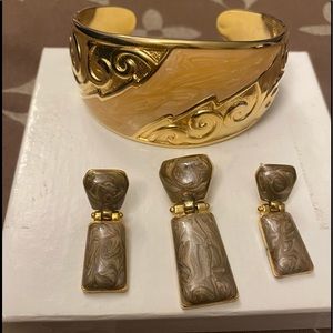 Great lot of vintage gold tone  jewelry